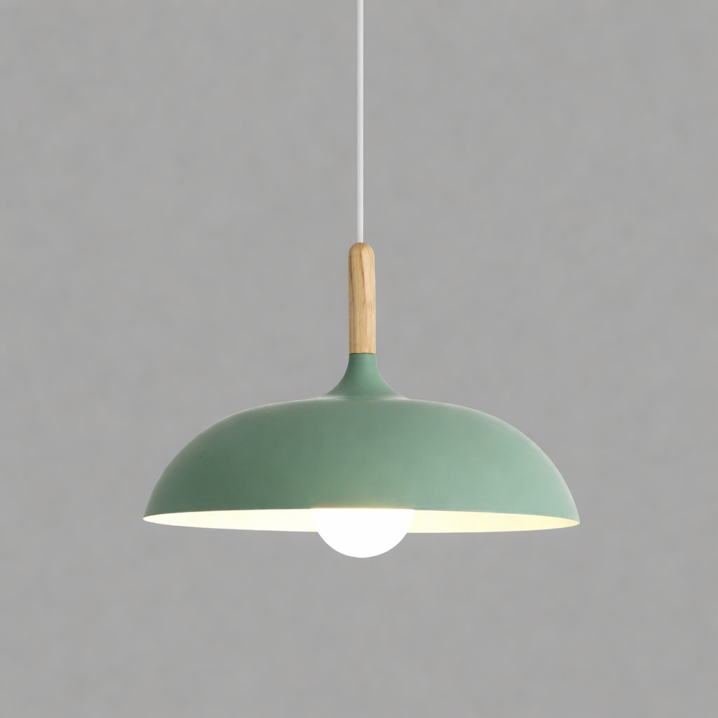 Deckenleuchte aus Nordeiche, modernes skandinavisches Design, warmes Licht für Wohnzimmerambiente.