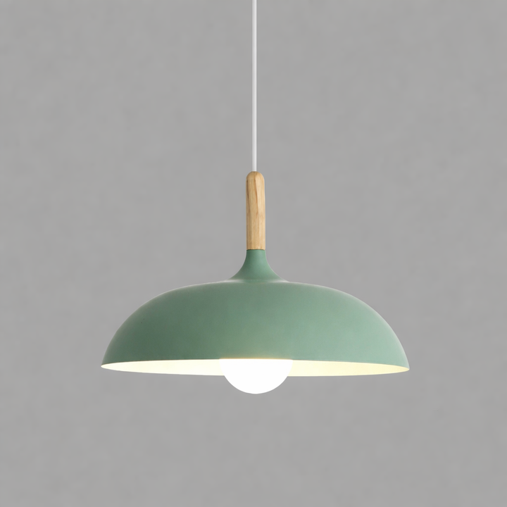 Deckenleuchte aus Nordeiche, modernes skandinavisches Design, warmes Licht für Wohnzimmerambiente.