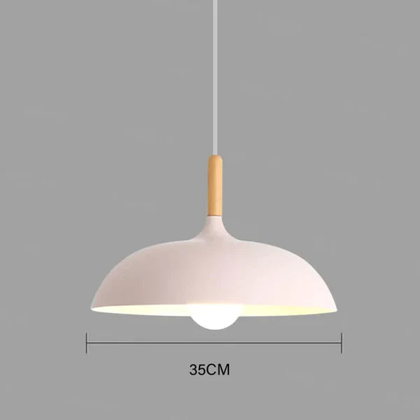 Schlichte Deckenlampe aus Natur-Eiche, Holzdesign, spendet gleichmäßiges, warmes Licht im Wohnbereich.