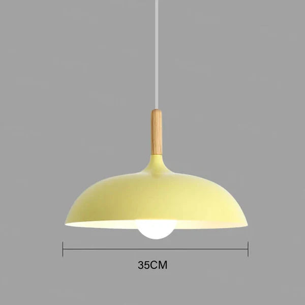 Natürliche Deckenlampe aus Nordeiche, sichtbare Holzmaserung, schafft ein behagliches, modernes Ambiente.