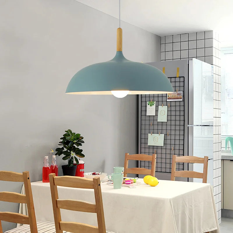 Elegante Holzlampe aus massiver Eiche, ideal für zeitgemäße Innenbeleuchtung im skandinavischen Stil.