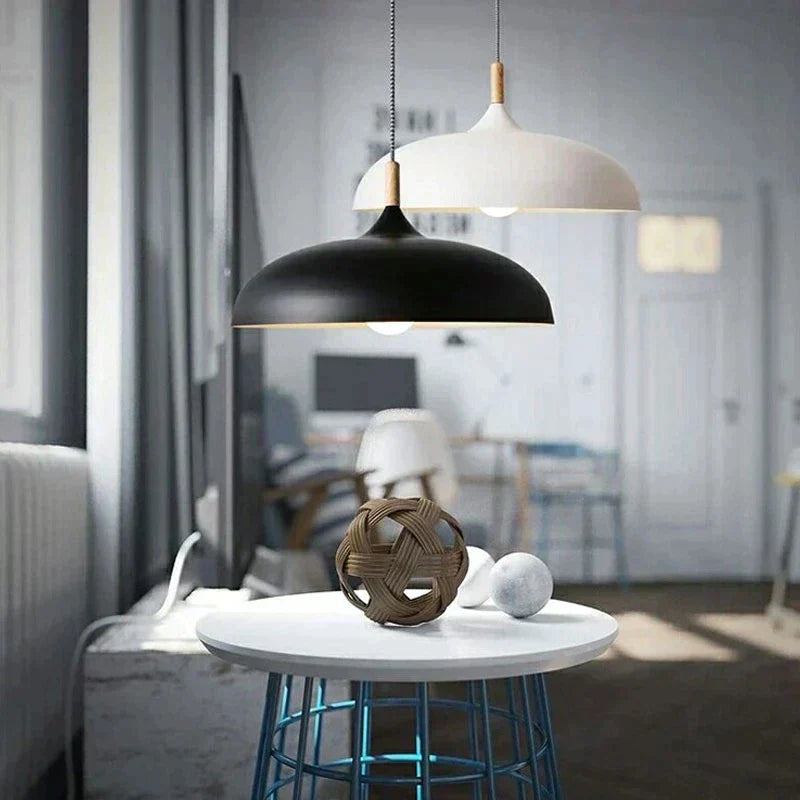 Zeitlose Eichen-Deckenlampe für stimmungsvolle Beleuchtung im Wohn- oder Schlafzimmer, Holzdesign modern.