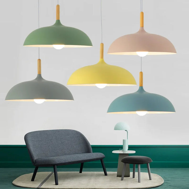Deckenlampe aus heller Nordeiche, spendet warmes, angenehmes Licht für gemütliche Abende, modernes Holz.