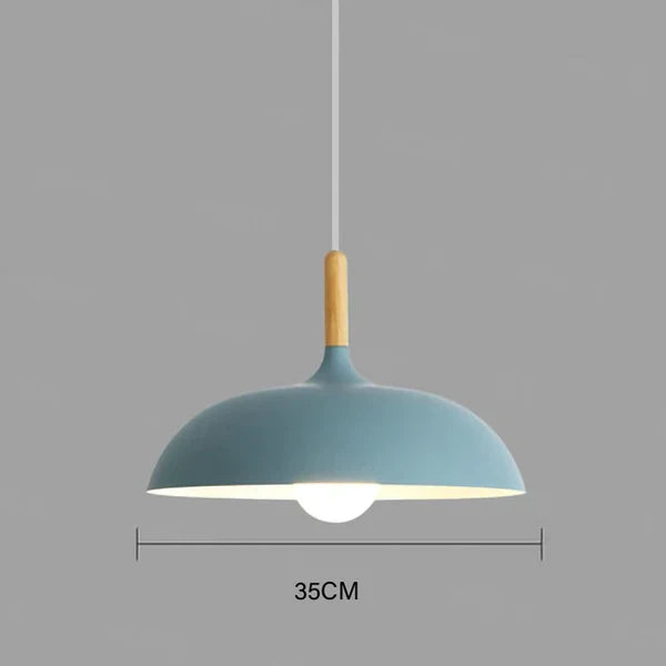 Deckenleuchte aus Eichenholz, stilvoll montiert, integriert sich perfekt in modernes Interieur, skandinavisch.