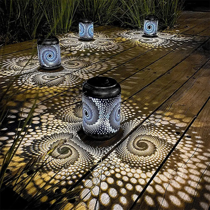 Umweltfreundliche 3D Solar-Schneckenlampe für den Garten. Farbiges LED-Licht als nachhaltige Gartendekoration.