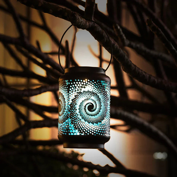 Detailansicht der 3D Solar-Schnecke. Robuste, wetterfeste Gartendekoration mit integriertem LED-Solarlicht.