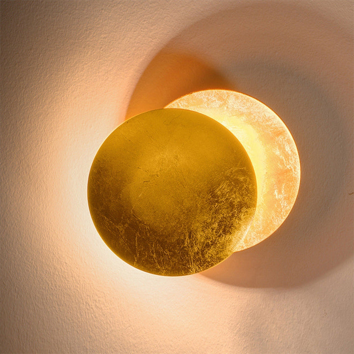Lunora Wandlampe mit einzigartigem Mondlicht-Effekt. Erhältlich in Gold, Weiß und Schwarz.
