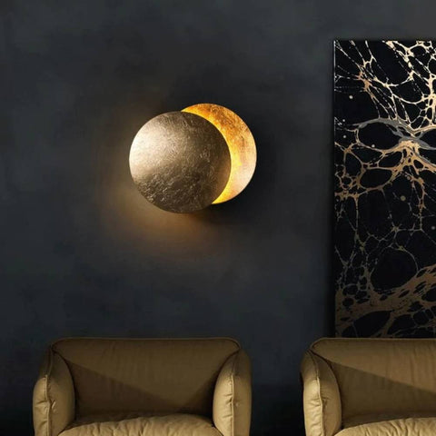 Elegante goldene Wandlampe "Lunora" mit sanftem Mondlicht. Perfekt für Wohnzimmer oder Schlafzimmer.