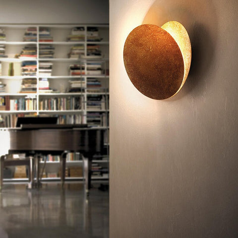 Minimalistische weiße LED-Wandlampe, energieeffizient. Erzeugt einen einzigartigen Mondlicht-Effekt.