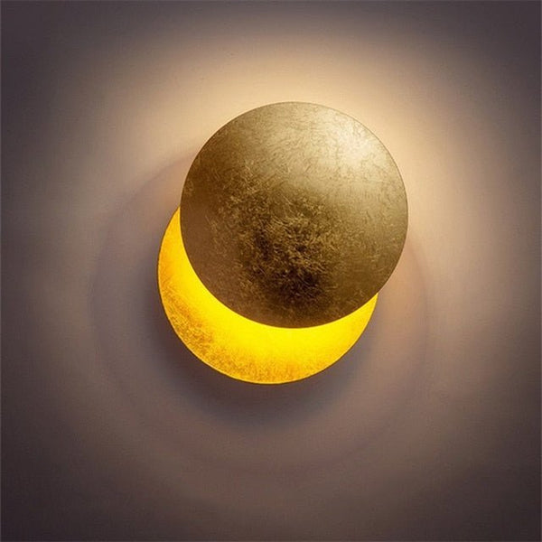 Moderne schwarze Deko Wandlampe mit magischem Mondlicht. Ideal als Ambientebeleuchtung im Schlafzimmer.