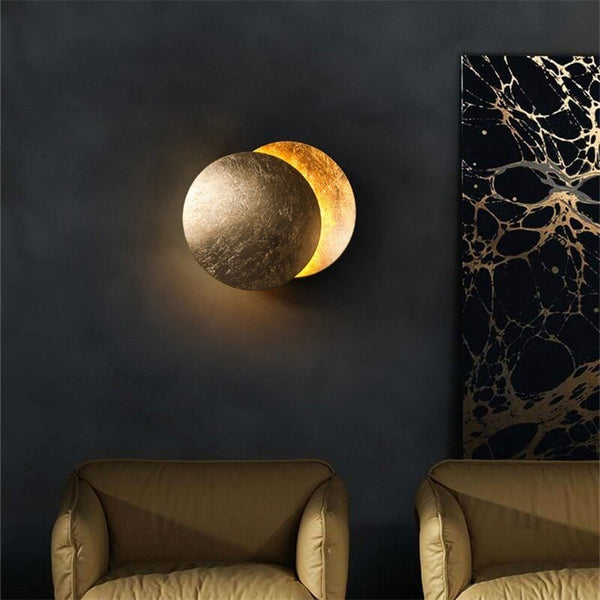 Stilvolle LED-Wandlampe mit Mondlicht-Effekt, perfekt für gemütliche Wohnzimmerbeleuchtung.