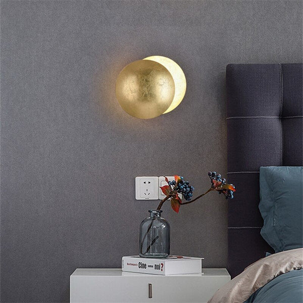Energieeffiziente Wandlampe mit sanftem Mondlicht-Effekt. Ideal für eine entspannte Atmosphäre.