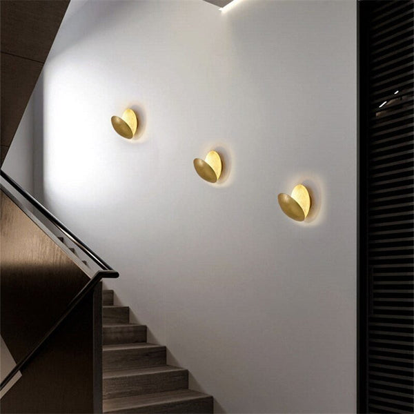 Design-Wandlampe in Gold mit speziellem Mondlicht. Schafft warme, einladende Ambientebeleuchtung.