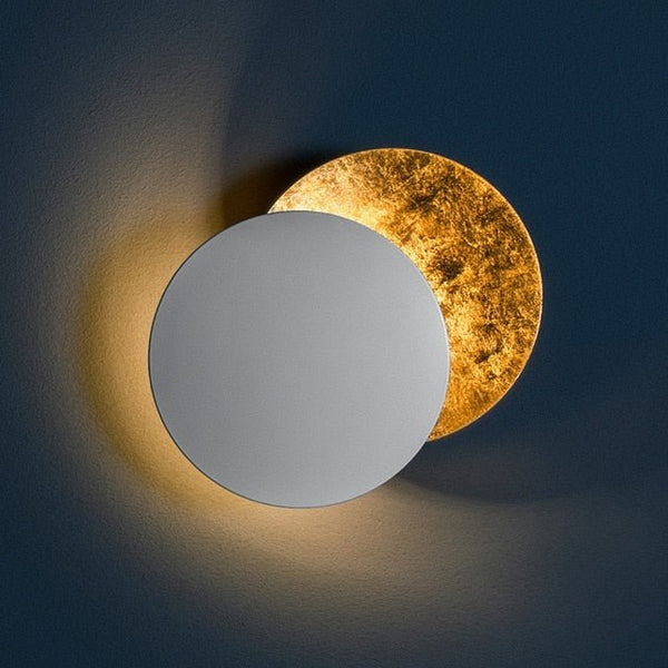 Weiße Wandlampe im minimalistischen Design mit LED-Mondlicht. Ideal für modernes Schlafzimmer oder Flur.