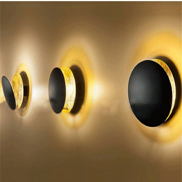 Schwarze Deko-Wandlampe für Schlafzimmer und Wohnzimmer. Sorgt für eine stilvolle Mondlicht-Beleuchtung.