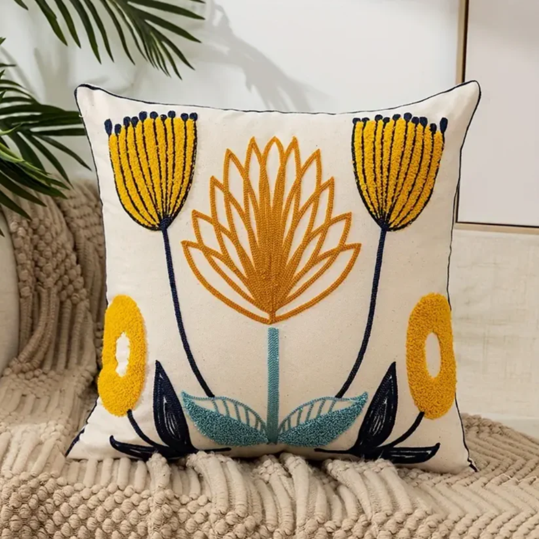 Gemütliches Sofakissen mit lebhaftem Blumenmuster. Weiche Baumwoll-Polyester-Mischung für komfortables Wohnen.