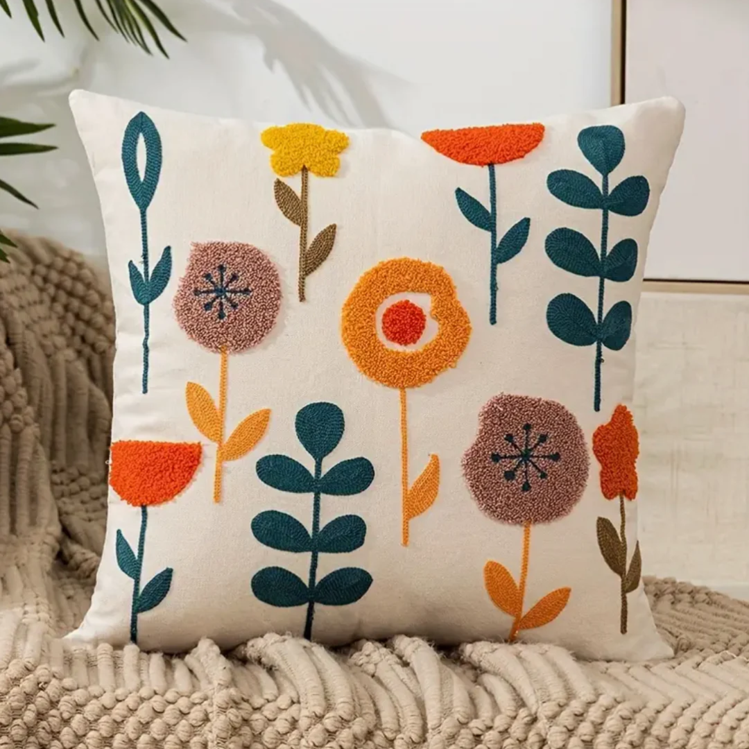 Modernes Dekokissen mit stilvollem floralen Design. Perfekt als Akzent für Ihr Interieur, schafft gemütliche Atmosphäre.
