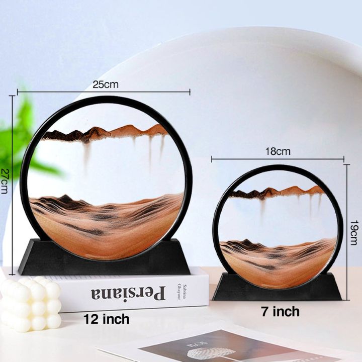 Beruhigende 3D Tiefsee Sanduhr als zentrales Dekoelement auf einem Regal im Wohnzimmer.