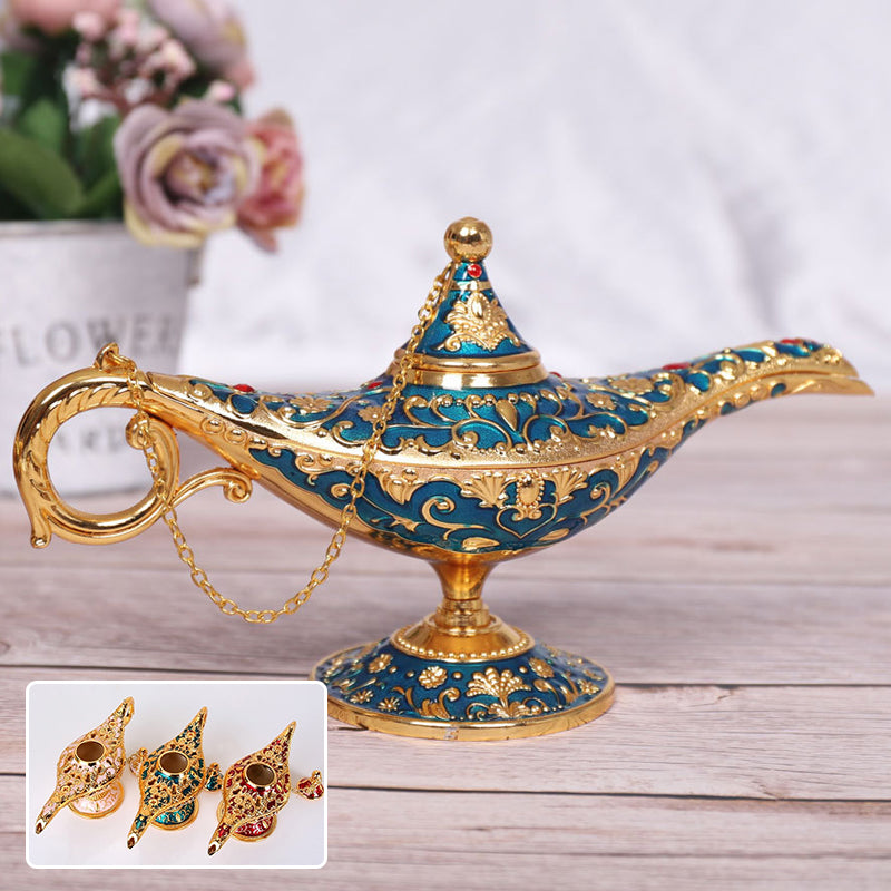 Tischdekoration: Orientalische Wunderlampe, eine mystische Legierungs-Aladdinlampe.