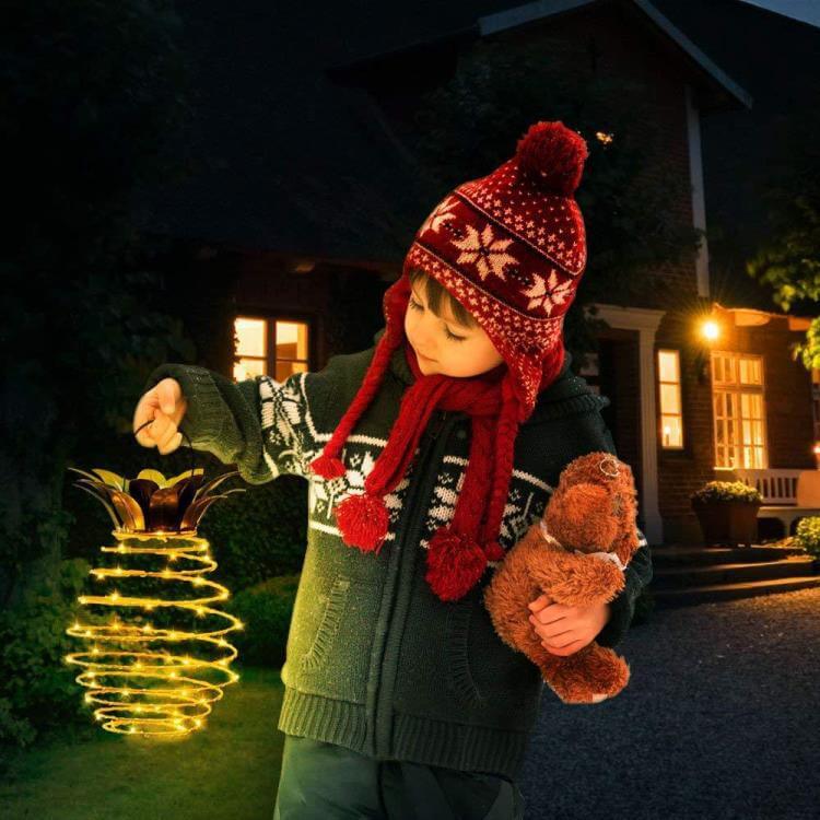 Energiesparende Ananas Solarlampe für Außenbereich. Wetterfeste Gartenbeleuchtung, tropische Dekoration, stimmungsvolles Licht.