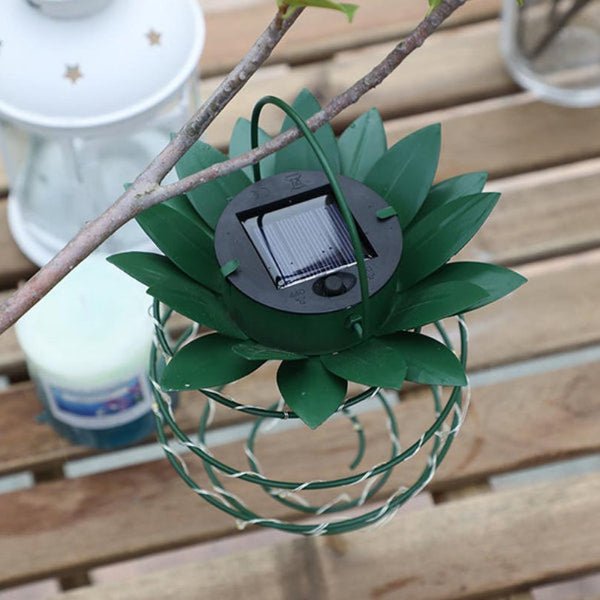 Wetterfeste Ananas Solarleuchte für den Garten. Energiesparende Solarlampe, dekorative Gartenbeleuchtung mit Tropen-Flair.