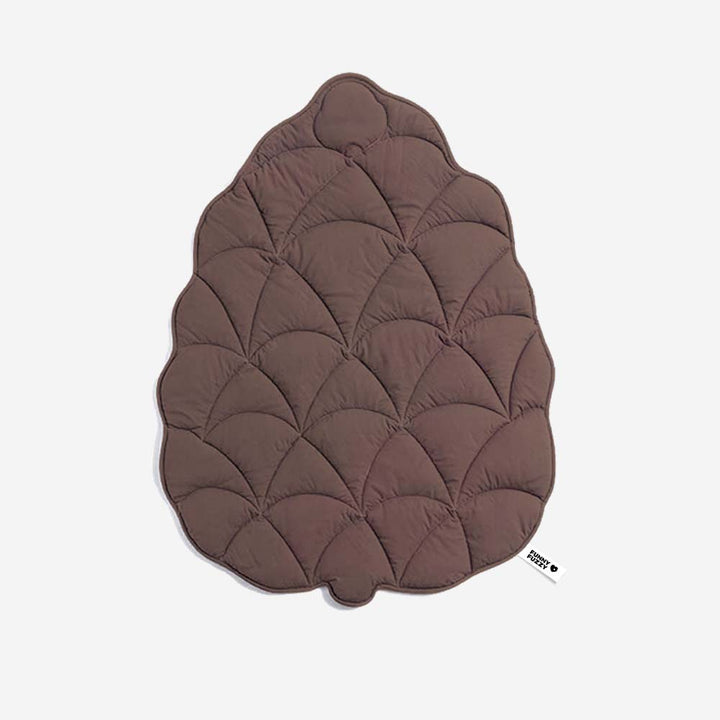 Gemütliches Wohnaccessoire: Blattform Haustierbett für entspannte Stunden.