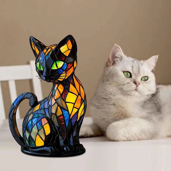 Nahaufnahme der Katzen-Buntglas-Tischlampe mit leuchtendem, warmem LED-Licht; handgefertigte Wohnzimmer-Deko.