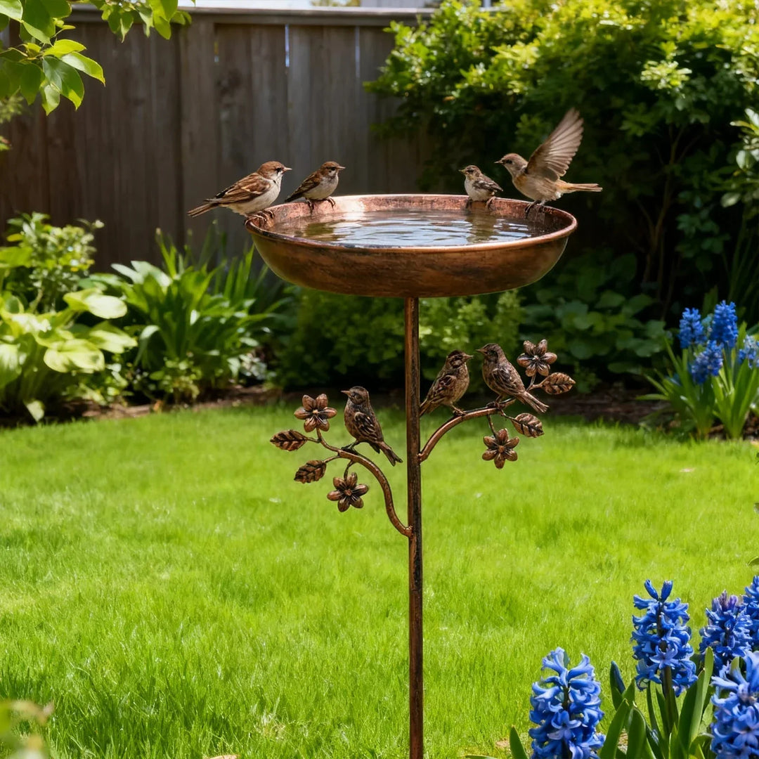 Praktische Vogeltränke aus robustem Metall mit Spieß für den Garten, ideal für Wildvögel als erfrischende Wasserstelle.