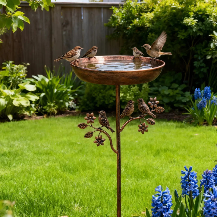 Praktische Vogeltränke aus robustem Metall mit Spieß für den Garten, ideal für Wildvögel als erfrischende Wasserstelle.