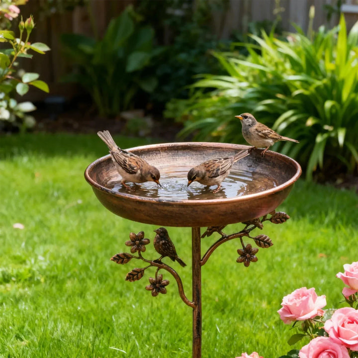 Elegante Gartendeko: Wasserschale für Vögel aus Metall mit Bodenspieß, fördert Wildvögel und verschönert den Gartenbereich.