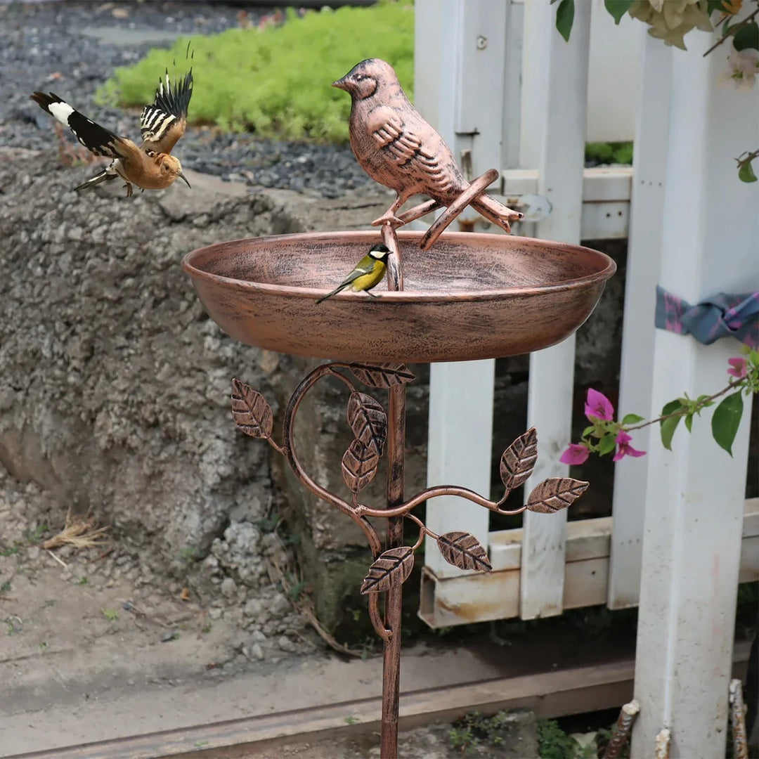 Robuste Gartenvogeltränke auf Spieß, metallene Wasserstelle für Wildvögel; langlebiges Outdoor-Gartenaccessoire.