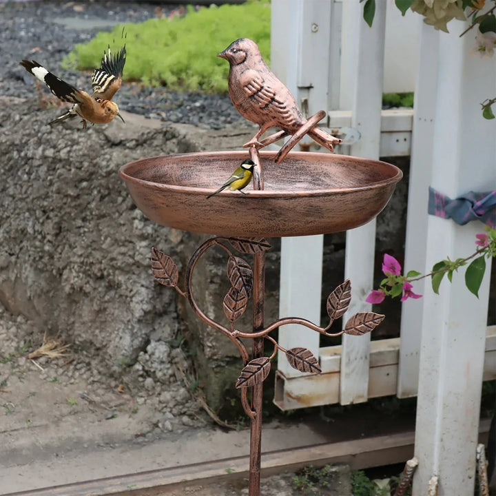Robuste Gartenvogeltränke auf Spieß, metallene Wasserstelle für Wildvögel; langlebiges Outdoor-Gartenaccessoire.