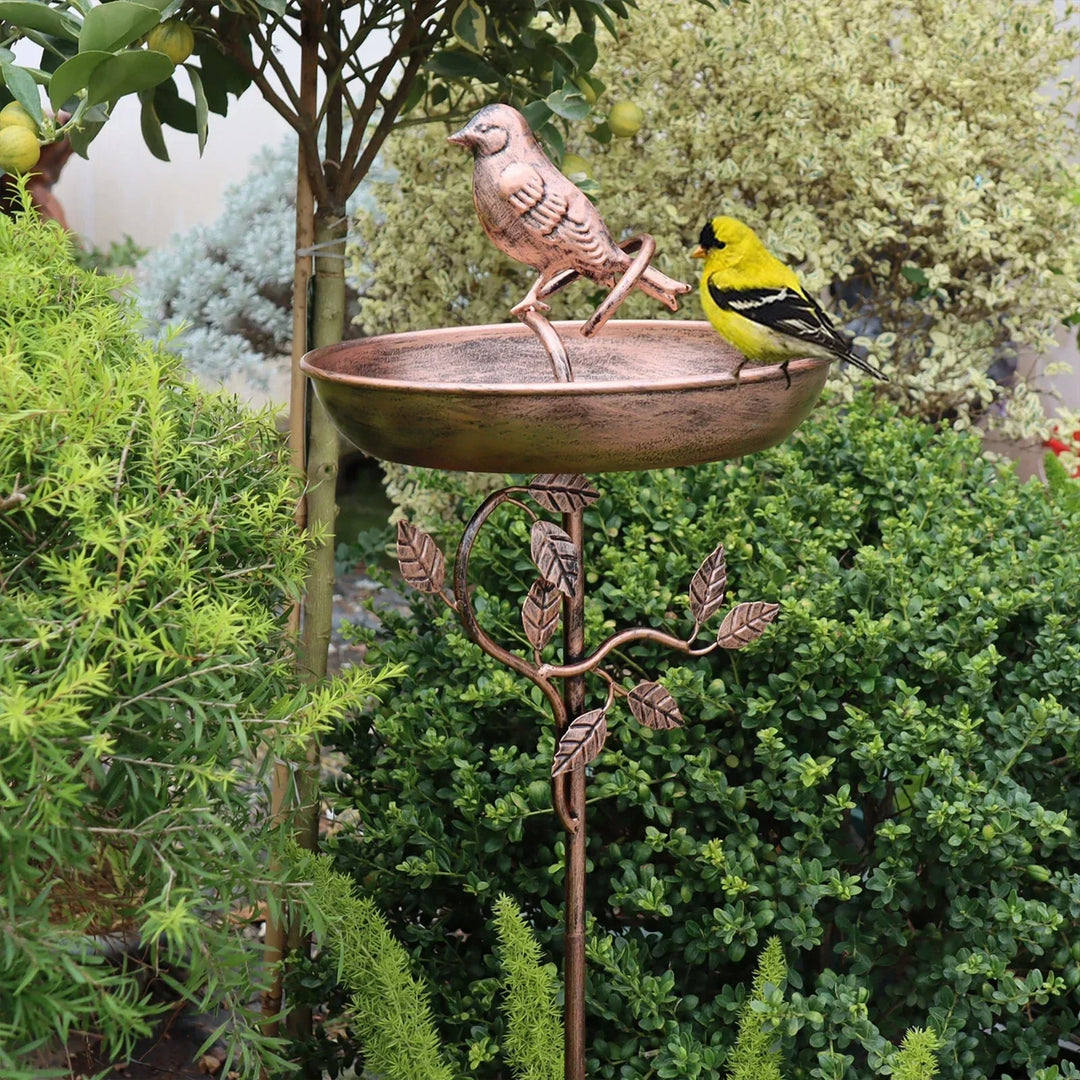 Runde Metall-Wasserschale als Vogeltränke für den Garten, mit festem Spieß für einfache Platzierung. Ideal für Deko.