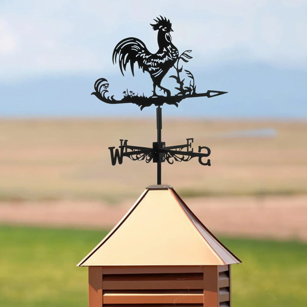 Stilvolle Hahn-Wetterfahne als traditioneller Dachschmuck & Blickfang im Außenbereich.