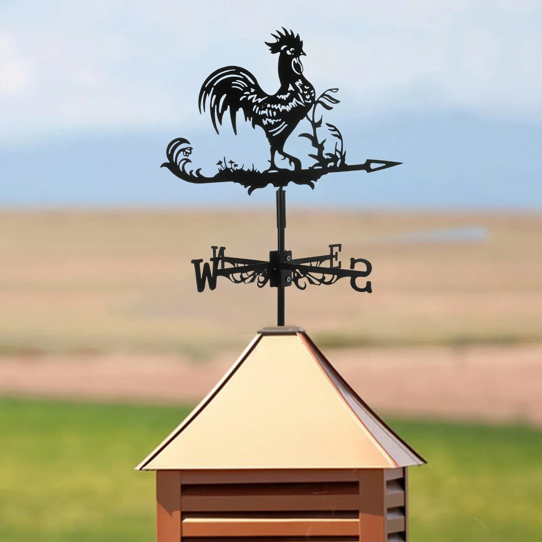 Stilvolle Hahn-Wetterfahne als traditioneller Dachschmuck & Blickfang im Außenbereich.