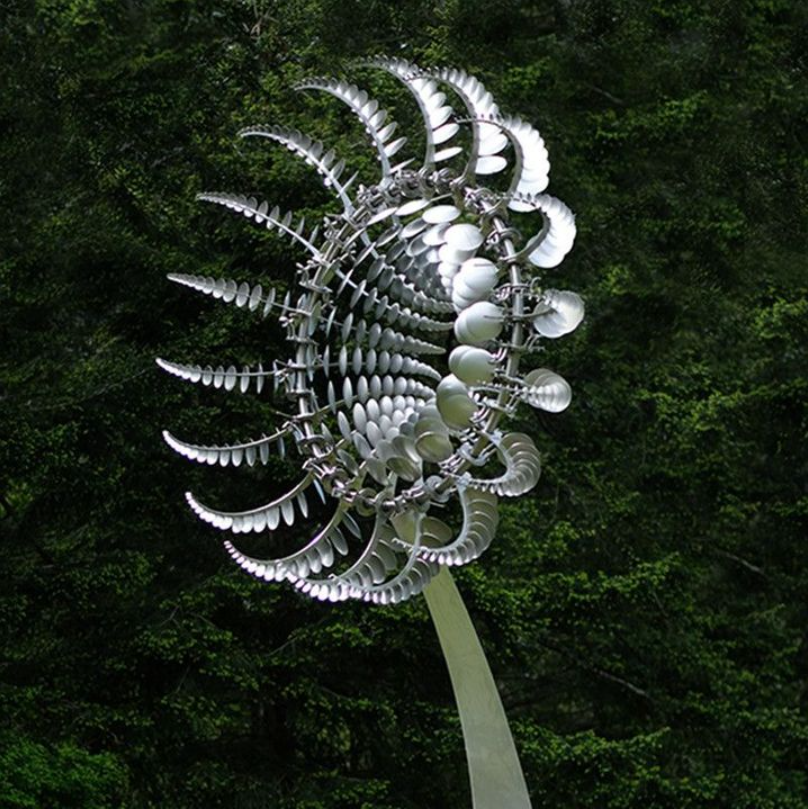 Attraktive Metall-Windmühle als stilvolle Gartendeko, ideale Geschenkidee für Gartenliebhaber.
