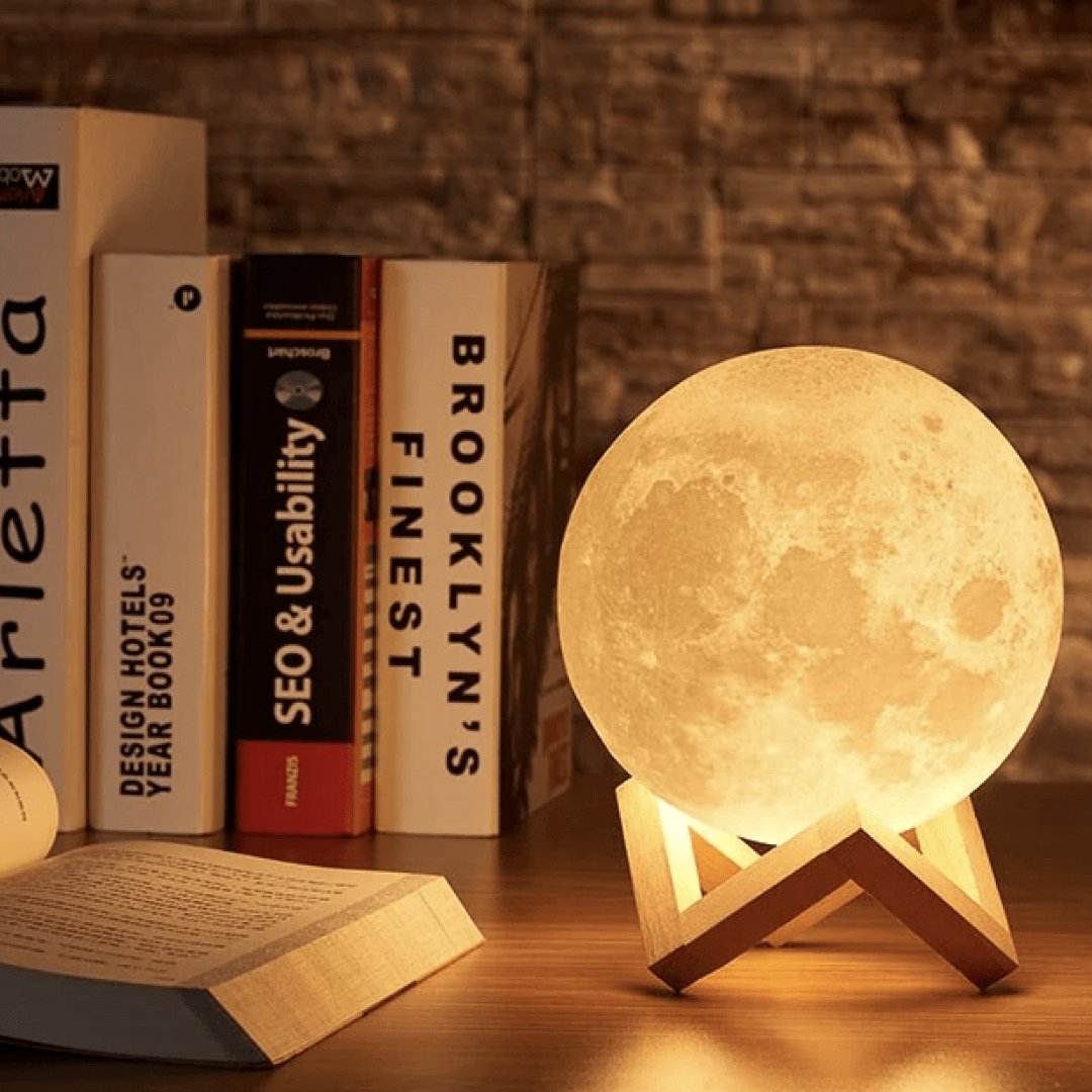 Dekorative Mondlampe mit realistischer 3D-Druck-Oberfläche, ideal als Stimmungslicht und Nachtlicht.