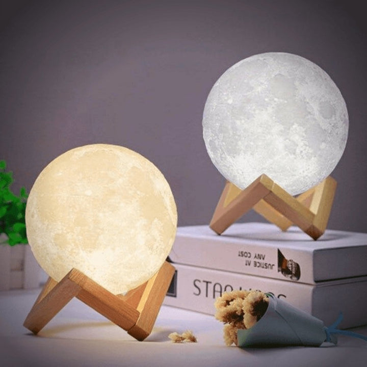 Aufladbare LED-Mondlampe mit detailreicher Oberfläche und einfacher Touch-Steuerung für warmes Licht.