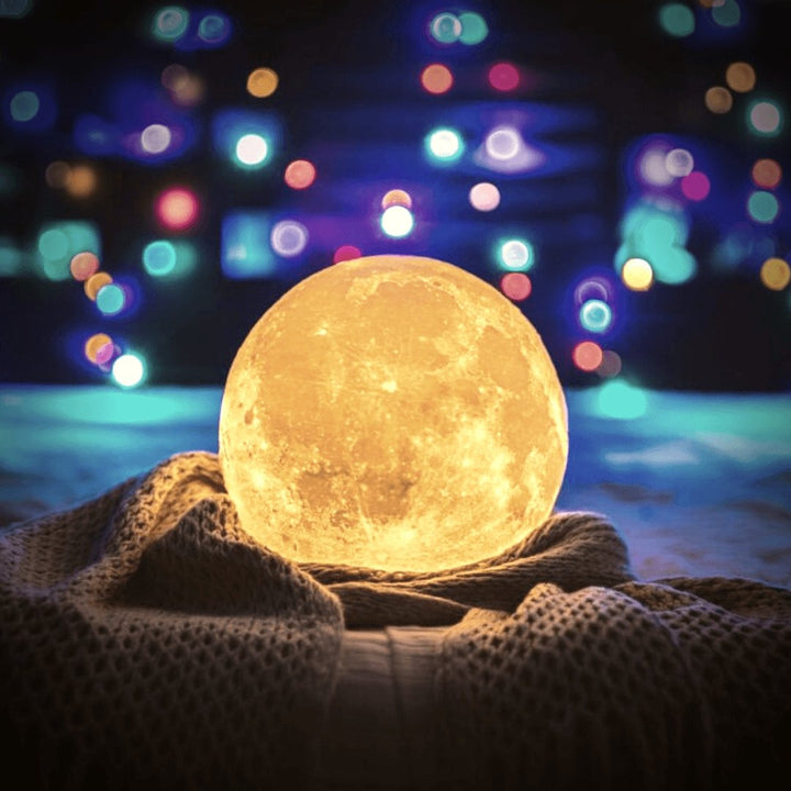 Die 3D-gedruckte Mondlampe sorgt für entspannende Ambientebeleuchtung, perfekt für ein gemütliches Schlafzimmer.
