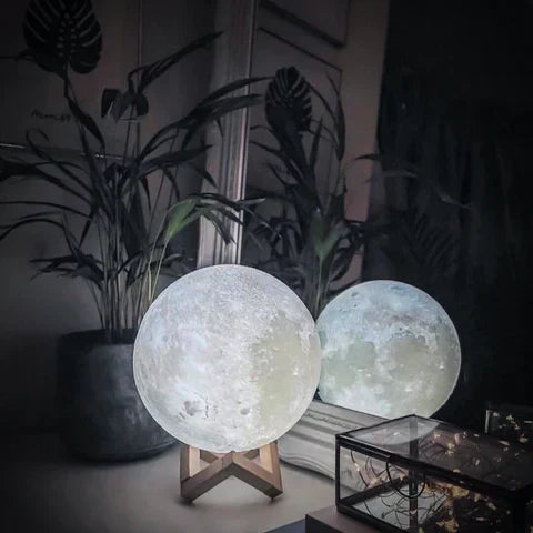 Detailreiche 3D-Mondlampe als Ambientebeleuchtung, dimmbar via Touch-Steuerung, schönes Geschenk.