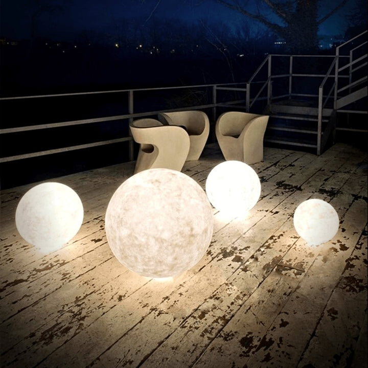 Moderne Zimmerlampe im Mond-Design, aufladbar und intuitiv per Touch-Steuerung bedienbar.