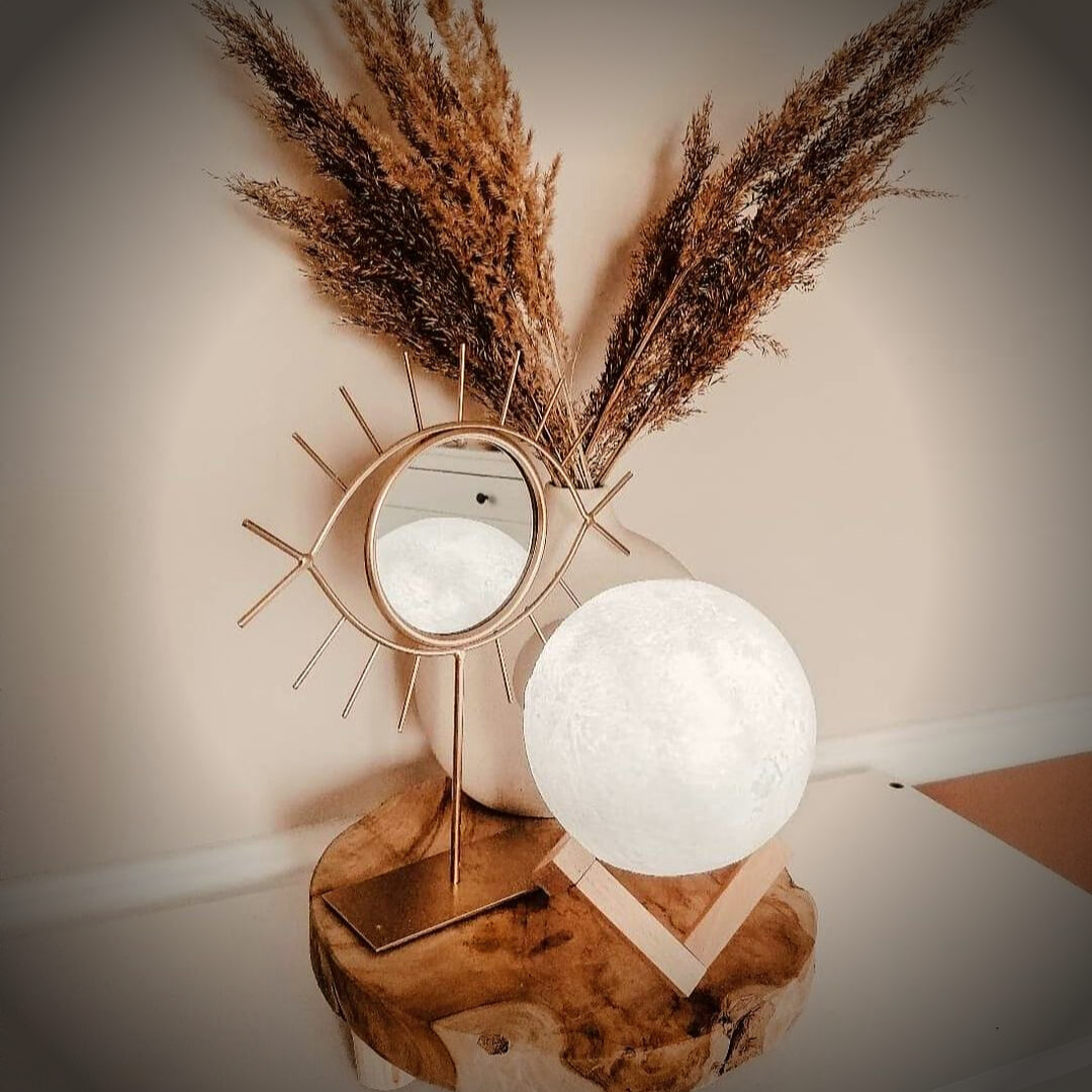 Einzigartiges Nachtlicht in Mondform, schafft gemütliche Ambientebeleuchtung im Schlafzimmer.