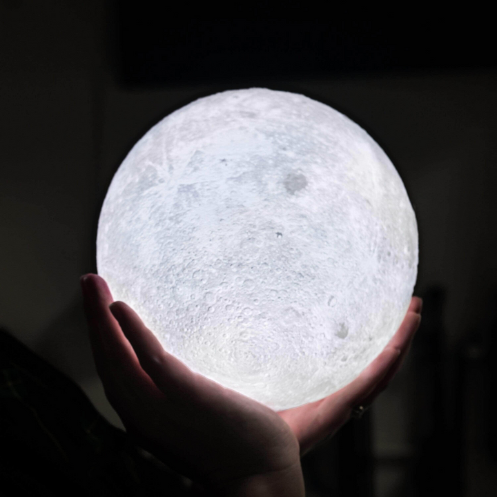 Die dekorative Mondlampe beleuchtet das Wohnzimmer mit sanftem Licht, aufladbar, LED-Lampe.