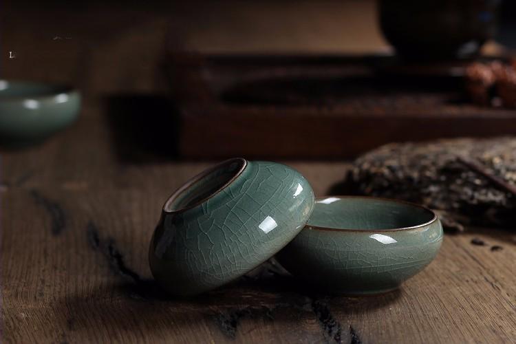 Japanisch inspirierte Porzellan Dekoschale mit anmutigem Koi-Fisch, für eine ruhige Atmosphäre.