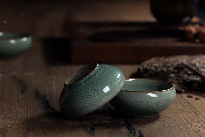 Japanisch inspirierte Porzellan Dekoschale mit anmutigem Koi-Fisch, für eine ruhige Atmosphäre.