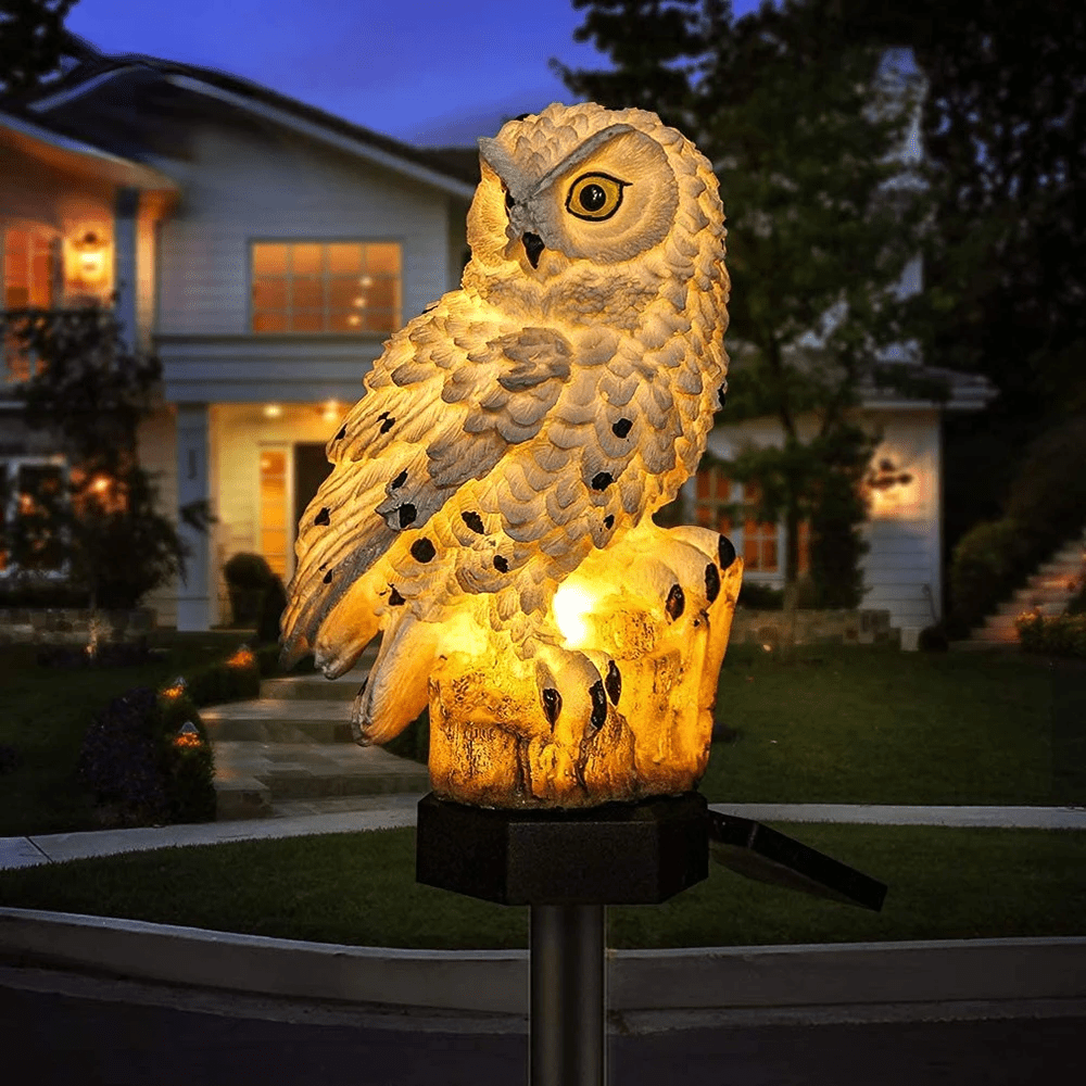 Wetterfeste LED-Solarlampe in Eulenform, ideal als Gartendeko bei Tag und Nacht.
