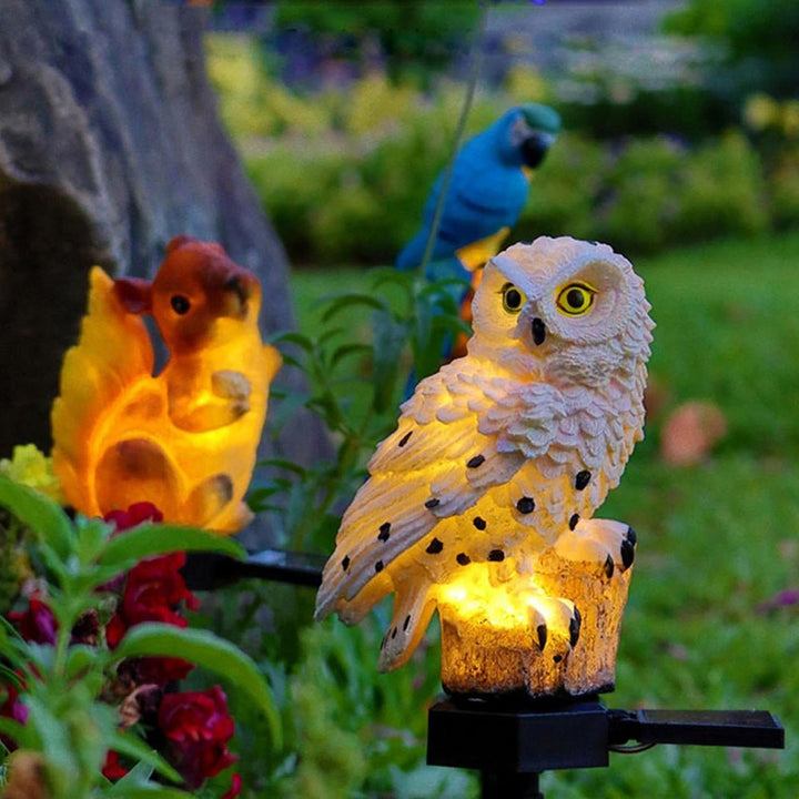 Detailaufnahme der Eulen-Solarlampe mit leuchtenden LED-Augen, perfekt für Wege und Beete.