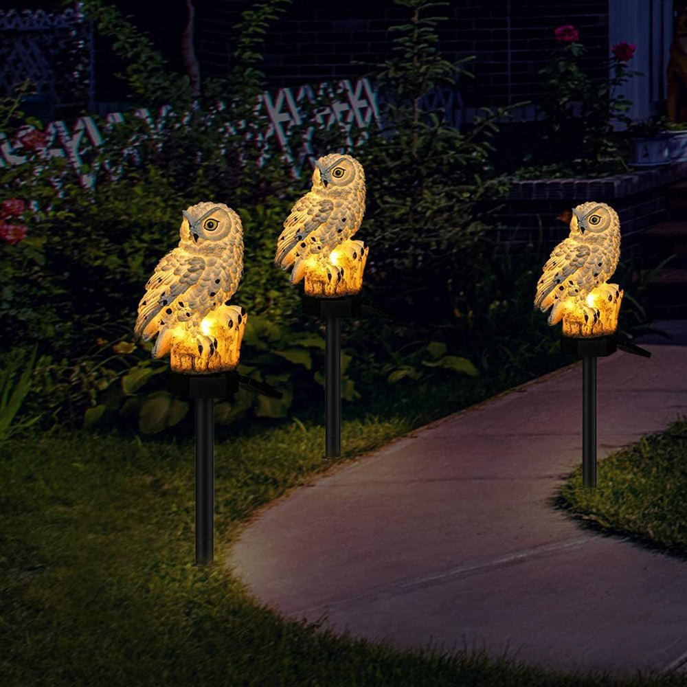 Solar-Gartenleuchte Eule bei Nacht: Warmes LED-Licht schafft magische Stimmung im Außenbereich.
