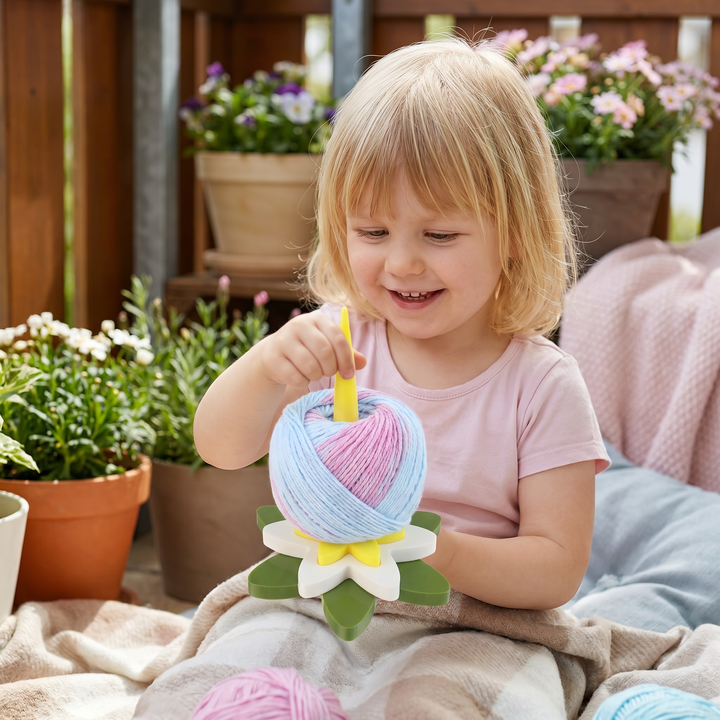 Ergonomischer Garnhalter im Blumen-Look. Für Stricken, Häkeln und alle Handarbeitsprojekte.