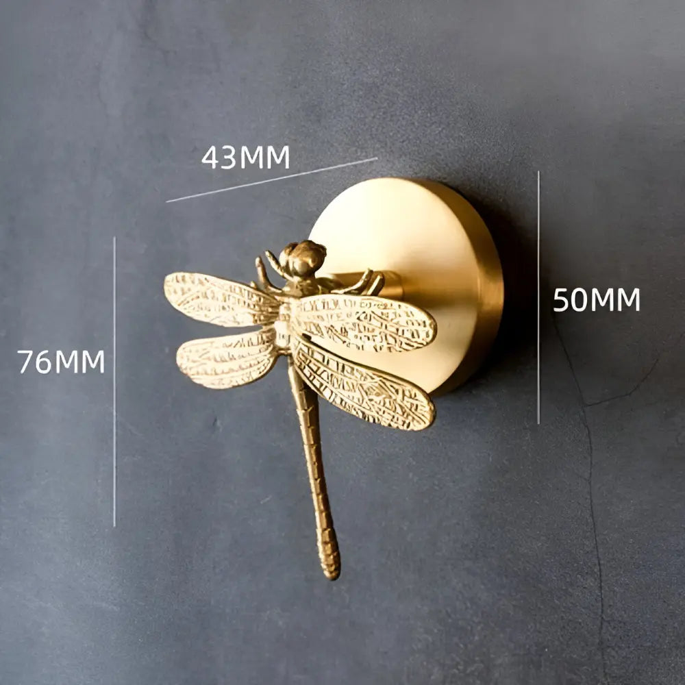 Einzigartiger Gold-Finish Wandhaken, zartes Blumenmotiv, als luxuriöser Akzent in jedem Wohnzimmer.
